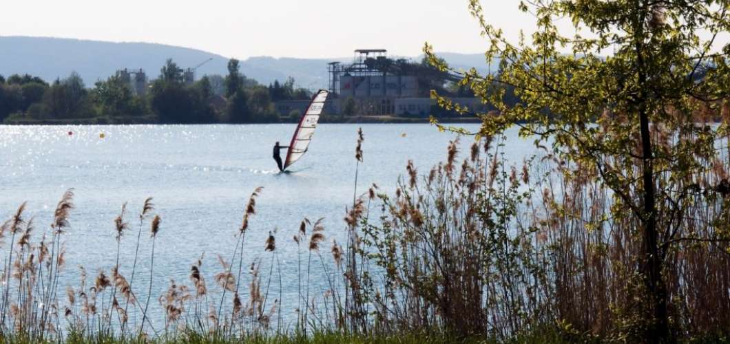 Jezero pískovny v Nákle