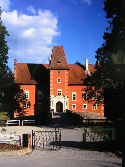 cervena-lhota-profil-3.jpg
