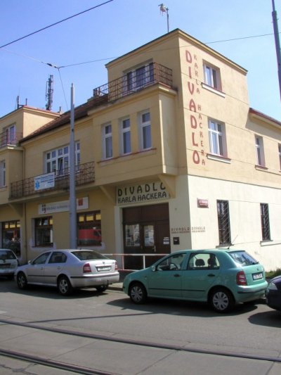 divadlo-karla-hackera-1.jpg