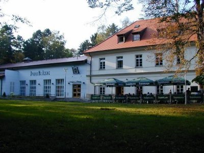 divadlo-na-jezerce-1-1.jpg