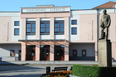 jiraskovo-divadlo-novy-bydzov.JPG