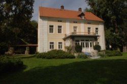 pamatnik-karla-capka-ve-stare-huti-u-dobrise-1.jpg