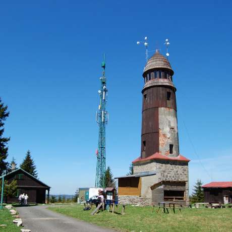 Vstup na rozhlednu – výhled na dominanty Krušných hor