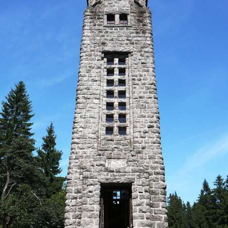 Vstup na rozhlednu – na křižovatce turistických cest