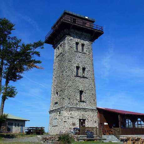Vstup na rozhlednu – nádherný výhled z nejvyššího vrcholu Českého lesa