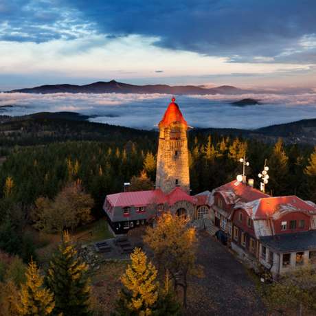 Vstup na rozhlednu – výhled na vrcholy Jizerských hor