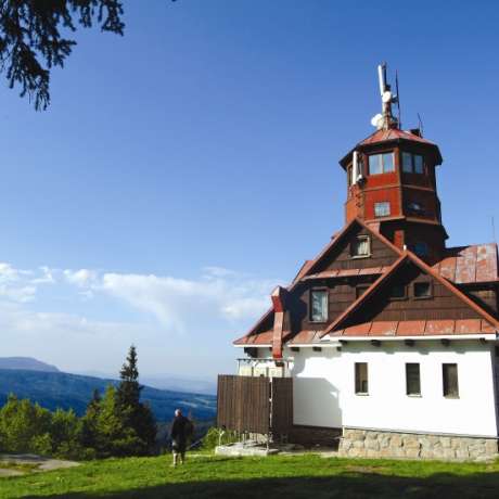 Vstup na rozhlednu – pohledy na vrcholky Šumavy