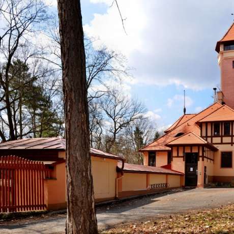 Vstup na rozhlednu – krásné výhledy na krajinu Českého středohoří