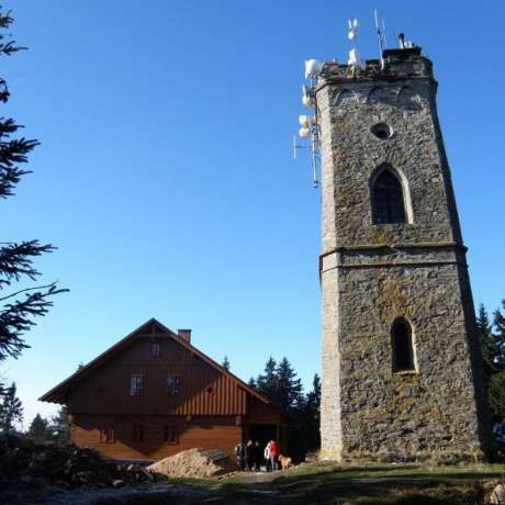 Vstup na rozhlednu – kruhový rozhled nejen na Krkonoše