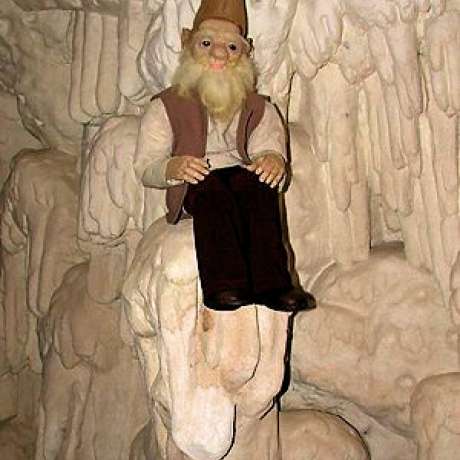 Umělá barokní krápníková jeskyně (Grotta) s výstavou strašidel