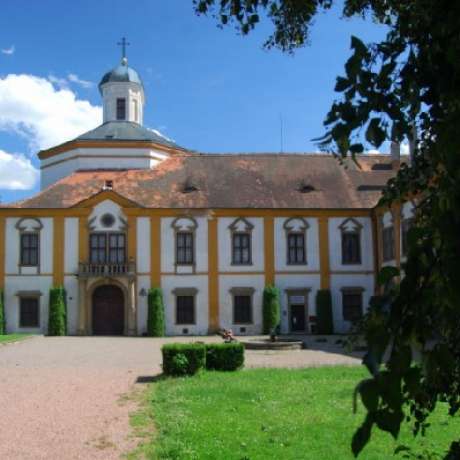Kaple a zámek + Muzeum vodníků a černé divadlo