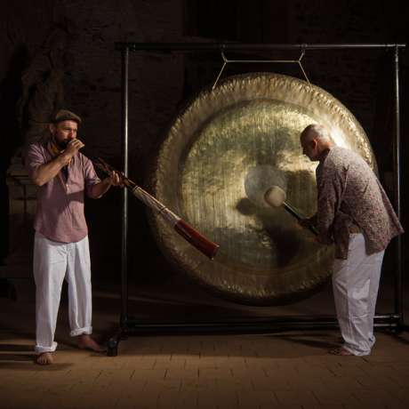 Ondřej Smeykal (CZ) - didgeridoo a Bear Lov (UK) - obří gongy
