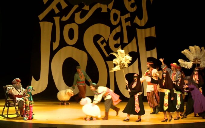 JOSEF A JEHO ÚŽASNÝ PESTROBAREVNÝ PLÁŠŤ