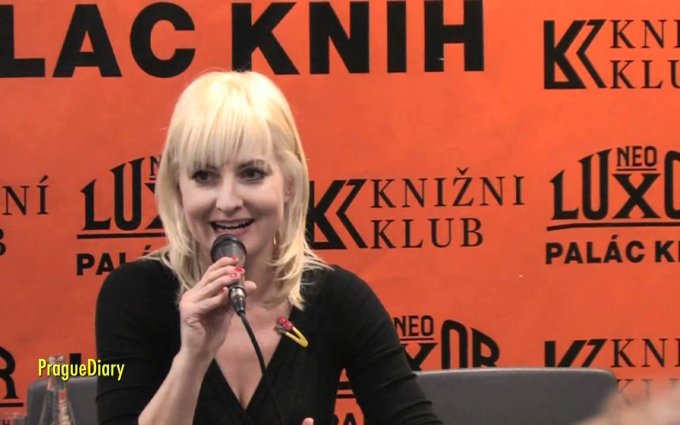 16.02.2012  Bára Nesvadbová - autogramiáda ( kniha Borůvky )