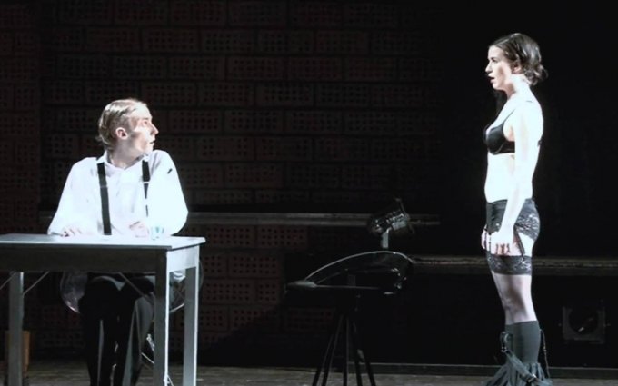 PŘÍSNĚ TAJNÉ: HRUBÁ NEMRAVNOST aneb jak Alan zachránil svět a narostly mu kozy