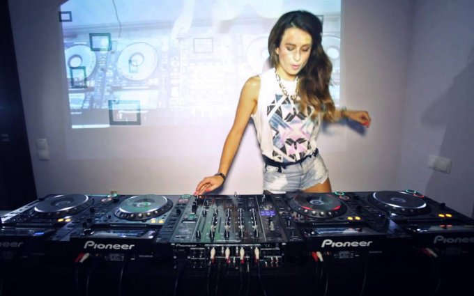 Juicy M - Mixing on 4 CDJs vol.2