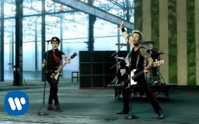 Green Day - American Idiot [OFFICIAL VIDEO]