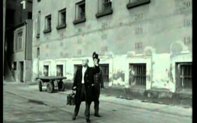 Zastesknutí (hudba E. F. Burian, text V. Nezval), zpívá Karel Hála