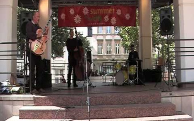 Sammy Vomáčka Trio - My Funny Valentine (live at Luxembourg/Place d'Armes, 2010)