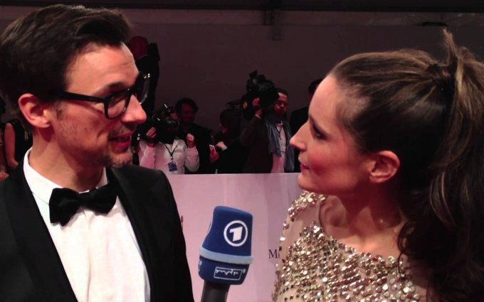 Florian David Fitz macht gerne seinen Oberkörper frei ...  | BAMBI 2013 | ARD
