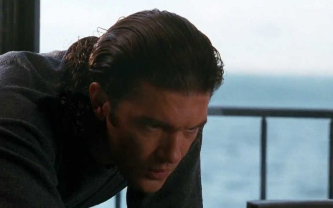 Antonio Banderas Assassins laptop scene