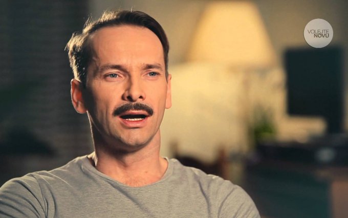 Jan Révai v roli sukničkáře Aleše Nezvala