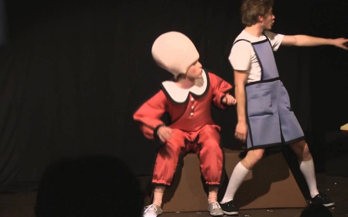 Mahenovo divadlo: Životní příběh mimina s velkou hlavou (Tereza Šedivá, Helena Michková)