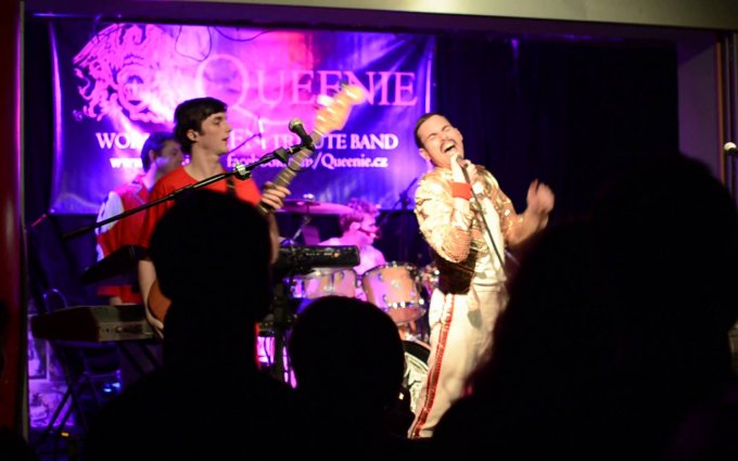 Queenie - Queen revival "We Will Rock You"