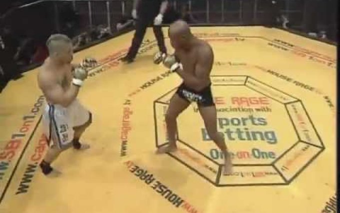 Anderson Silva vs. Tony Fryklund - Cage Rage 16 - Back Elbow Knockout (Nocaute com o Cotovelo)