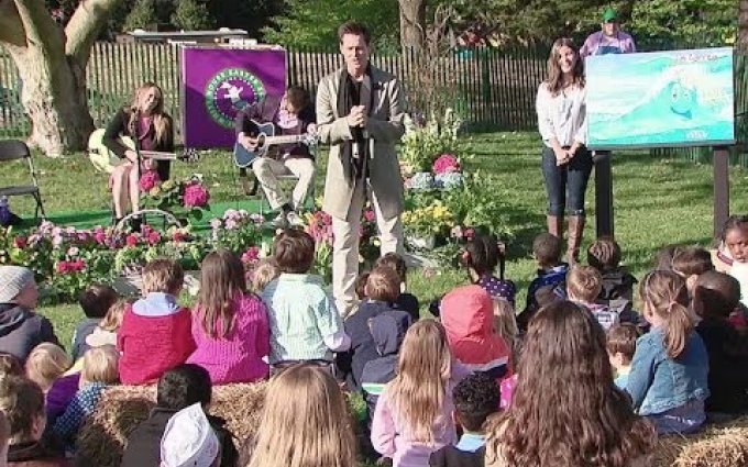 2014 White House Easter Egg Roll: Jim Carrey Reads How Roland Rolls