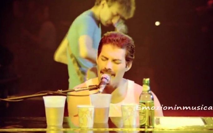 Queen (Freddie Mercury) The show must go on (Live fake)