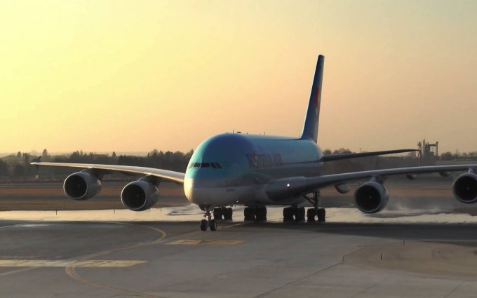 Airbus A380 na Letišti Václava Havla Praha / Airbus A380 at Václav Havel Airport Prague