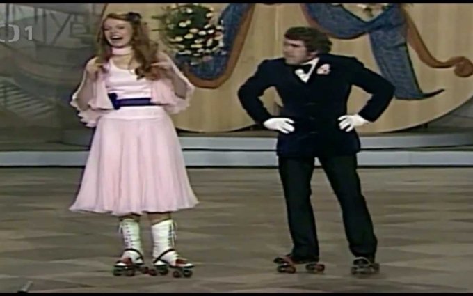 Iva Janžurová a Jiří Hrzán - Zpívaný silvestrovský výstup na kolečkových bruslích (HD)