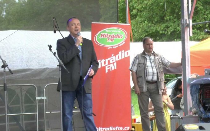 Moderátor Karel Voříšek uvedl iniciátory akce Země zaslíbená 2013