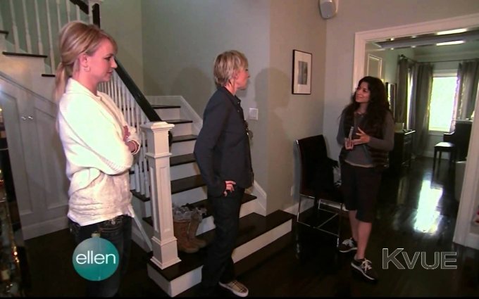 Britney Spears & Ellen DeGeneres Go Christmas Caroling (High Definition)