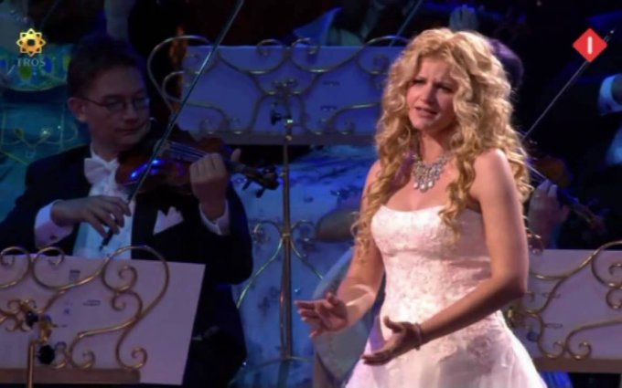 AVE MARIA in good sound by Mirusia Louwerse with André Rieu (2008).