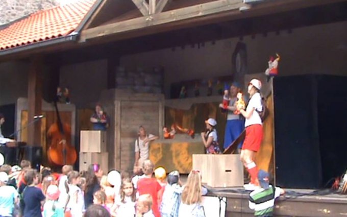 Divadlo Rozmanitostí - AŤ ŽIJÍ DUCHOVÉ