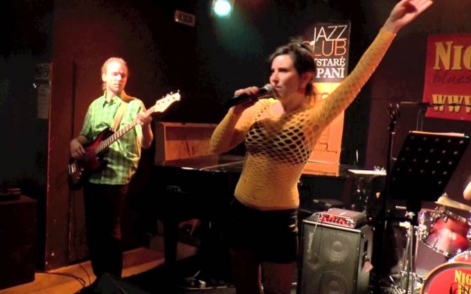 Ava Chrtková zpívá s Night Fiction zpívá píseň Kruhy