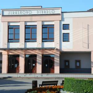 jiraskovo-divadlo-novy-bydzov.JPG